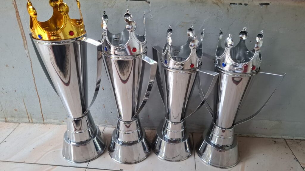 Piala Model Mahkota + Kuping